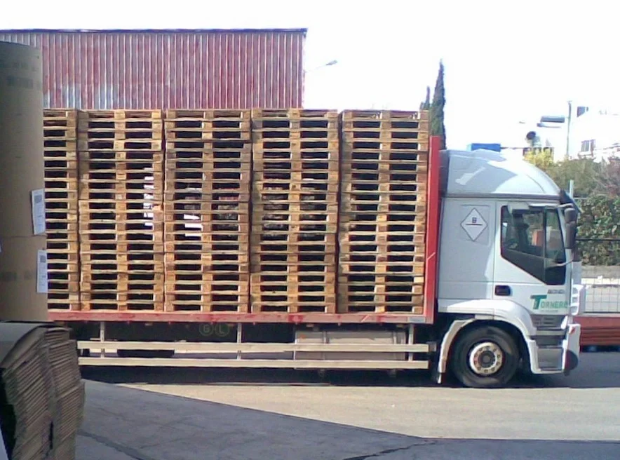 Camión propio de Palets Tornero cargado con palets de madera
